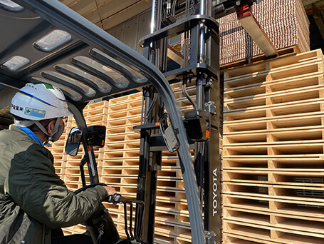 高いところへ荷物を納める際に爪の裏側を見上げながら作業の為、チルト角度が分からなくなる