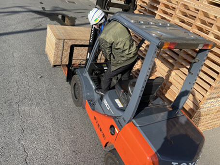 体を斜めに倒して側面から爪の差し込み具合を確認