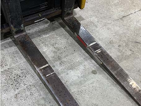 パレットの寸法に合わせて爪に印を付ける